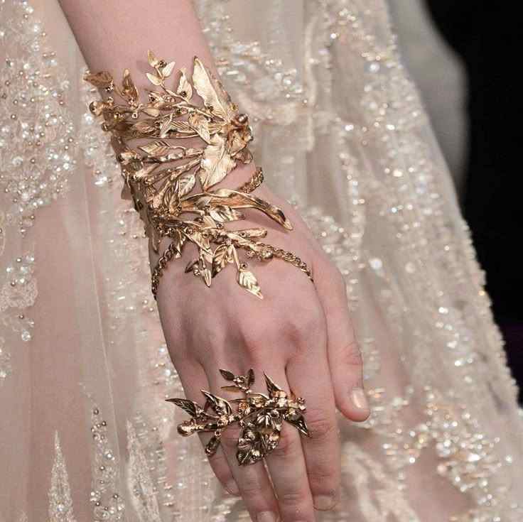 Golden Style Trend: Lighting Up Daily Outfits